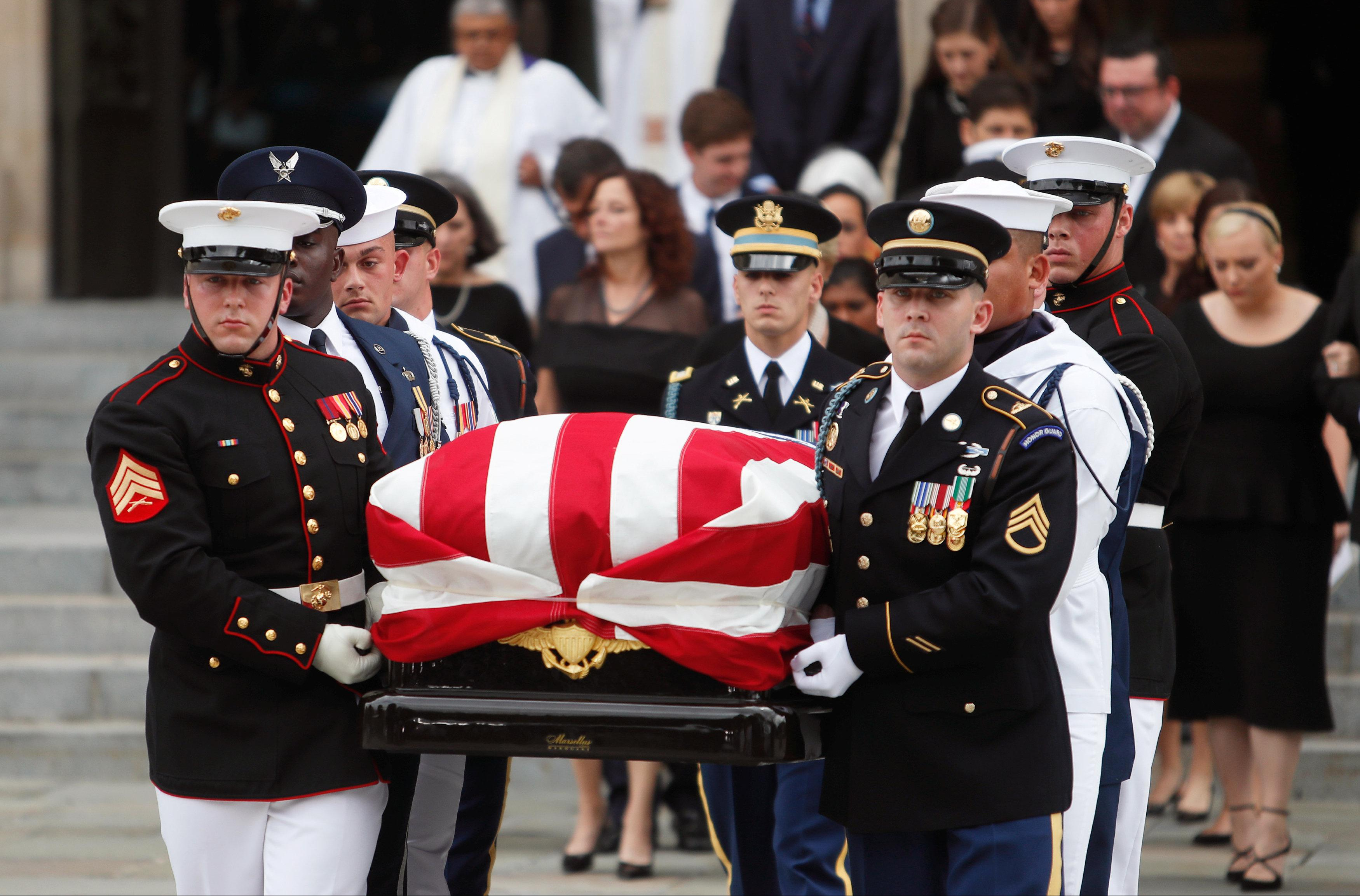 TRAMP IGRAO GOLF DOK SU SAHRANJIVALI DŽONA MEKEJNA! Američki senator tražio da Buš i Obama govore na sahrani